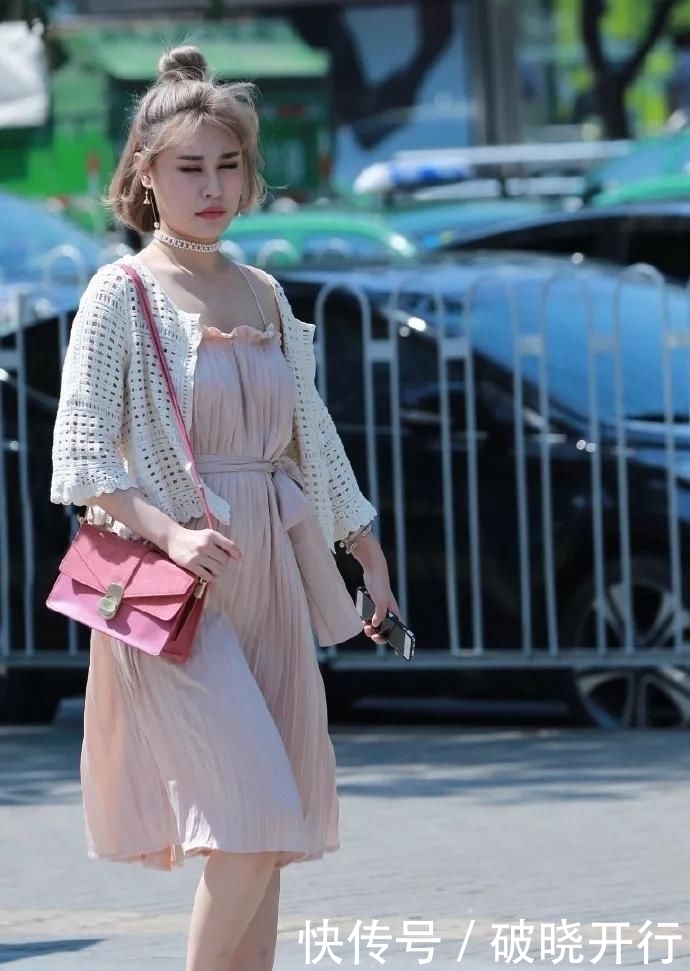 吊带+短裙勾勒出迷人的身材曲线,好身材一览无余