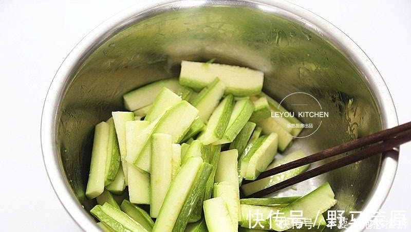 好吃|炒一盘西葫芦出少半盘汤？掌握3点，入味好吃，还不易出汤