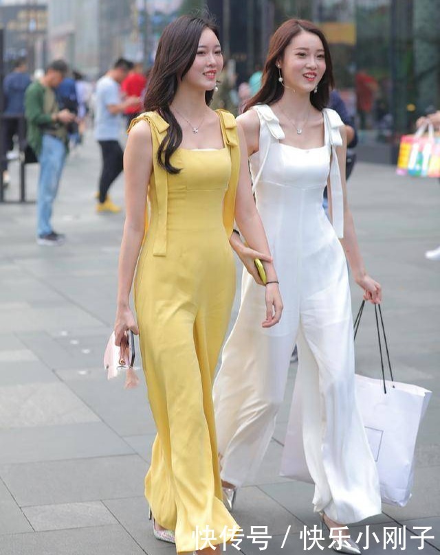 选择|御姐范十足的双胞胎,时尚穿搭吊带连体裤,尽显高挑女神范