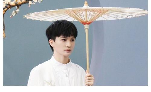 那英|《中国好声音》那英评价歌手，唱的比周深结实厚重，那点像