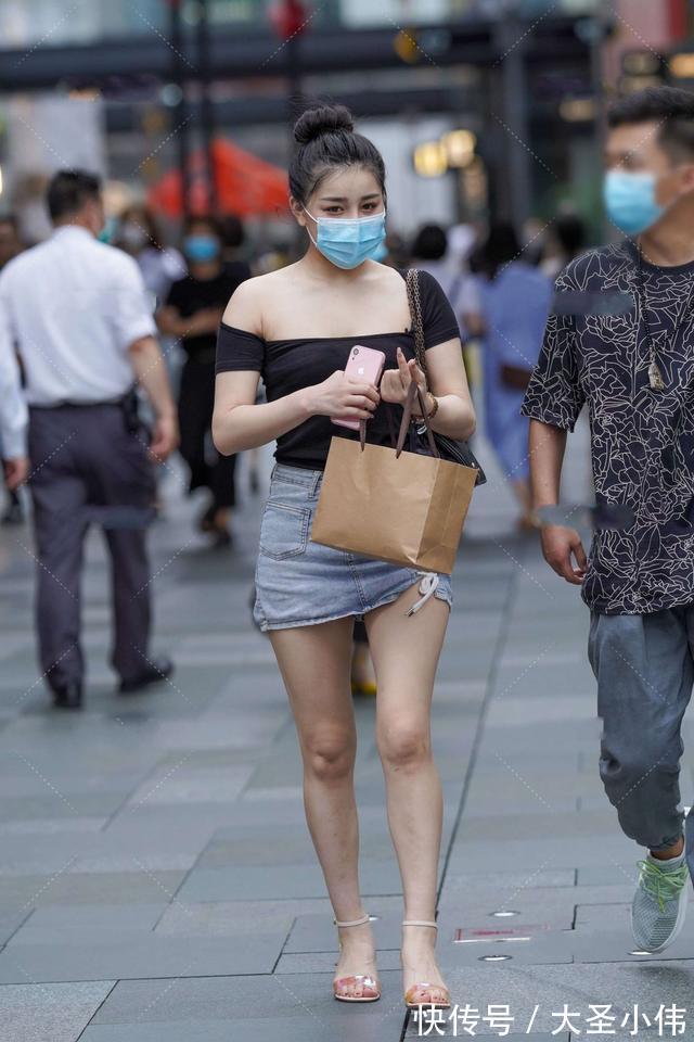姑娘|美女街拍:肩宽的姑娘,可以选择斜肩短袖搭配牛仔包臀裙,勾勒出柔美线条