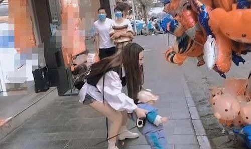 大孩子|“最豪放小姨”溜娃火了一手拎娃简单粗暴,宝宝生无可恋克星