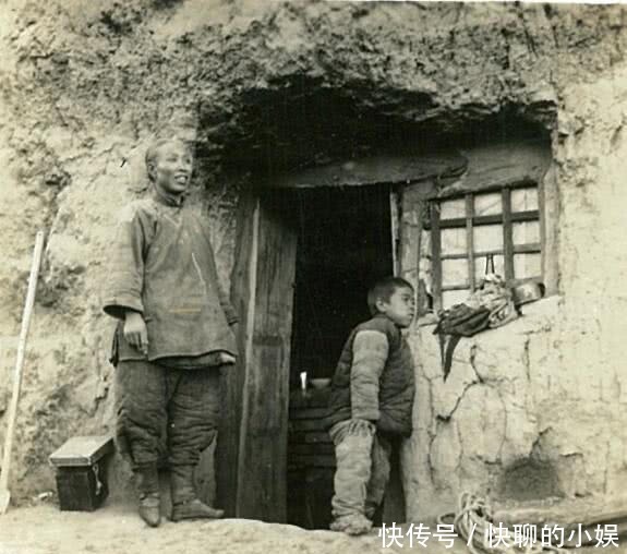 老照片|老照片:80年前的窑洞居民,生活虽苦,也还要笑一笑