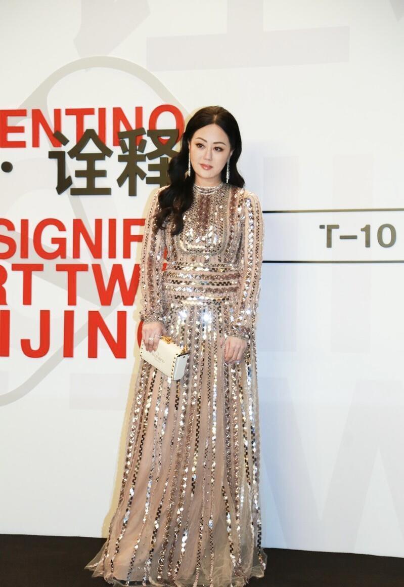穿搭|章小蕙才是“人间富贵花”!穿香槟色亮钻长裙超有阔太气质,超美