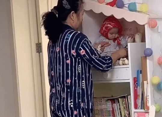 萌娃|姥姥“仙气飘飘”式带娃,这大概是我见过最值钱的“摆件”