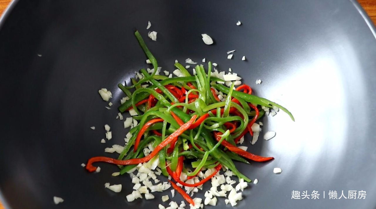 方便面别只会泡着吃，配上烧椒凉拌着吃，劲道爽滑，酸辣开胃