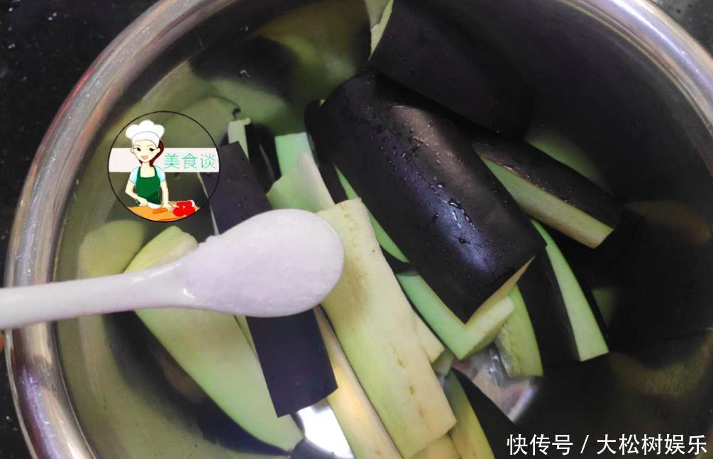炒茄子时,切完别直接炒!多加1步骤,茄子香软不吸油,超级入味