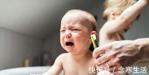 爷爷奶奶|8岁孩子门牙迟迟不出,爷爷奶奶平时的这一行为,是主要原因