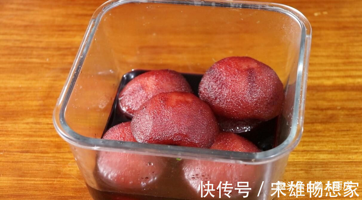 红酒不光炖牛肉好吃,还能煮梨,香气扑鼻,不用怕红酒喝不完了
