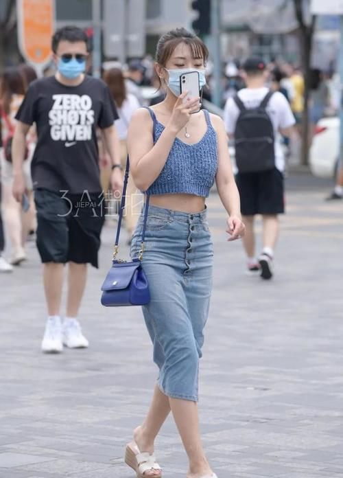 街拍：美女紧致修身的穿搭给人一种绝对的力量感，干练有型