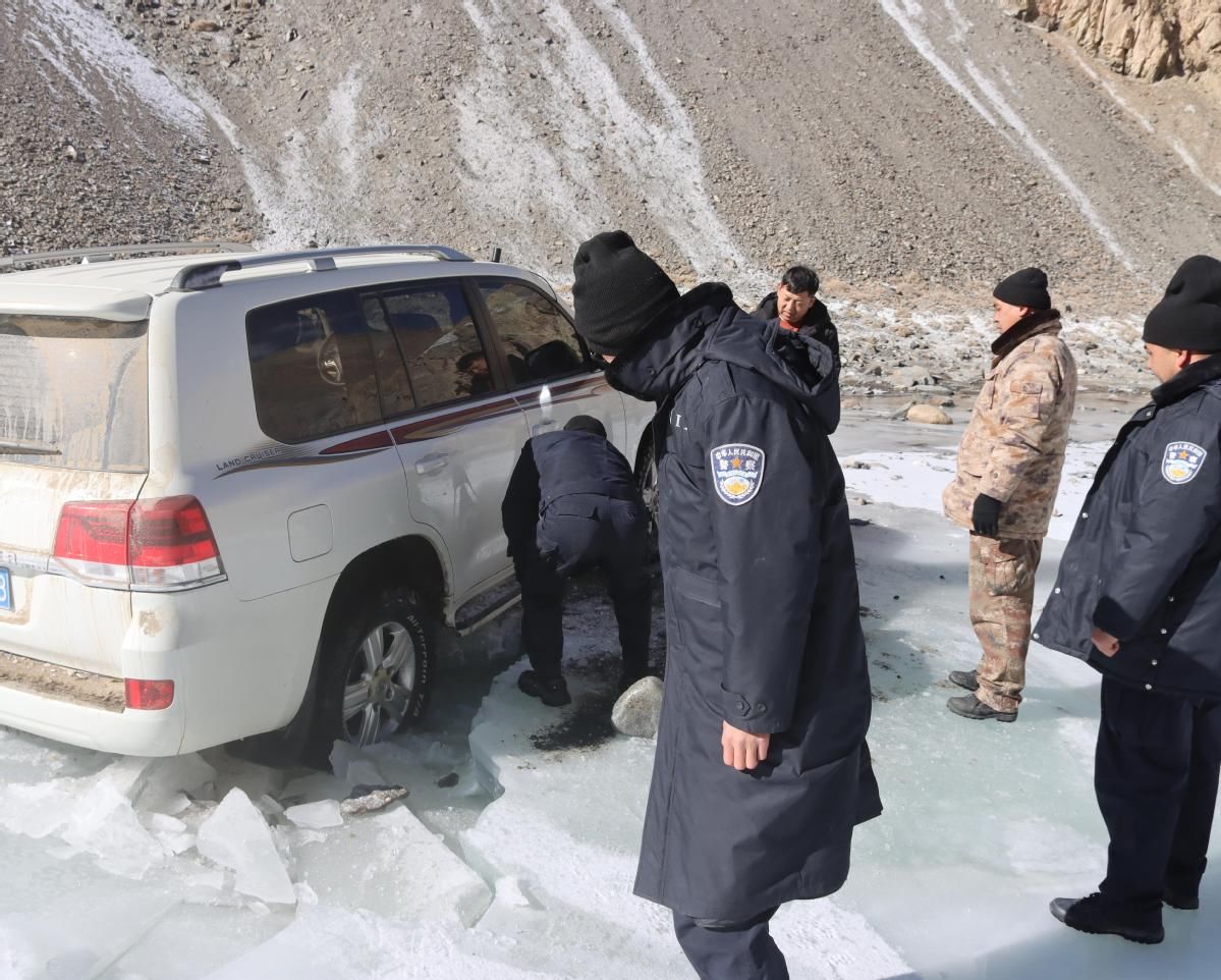和田|新疆和田民警抵着零下30度严寒，挺进冰河——喀喇昆仑海拔5600米处的大救援