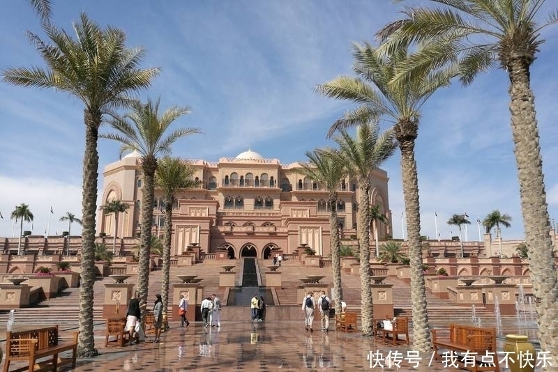 世界唯一的八星级酒店，花费30多亿美元建造，游客：国王般待遇！