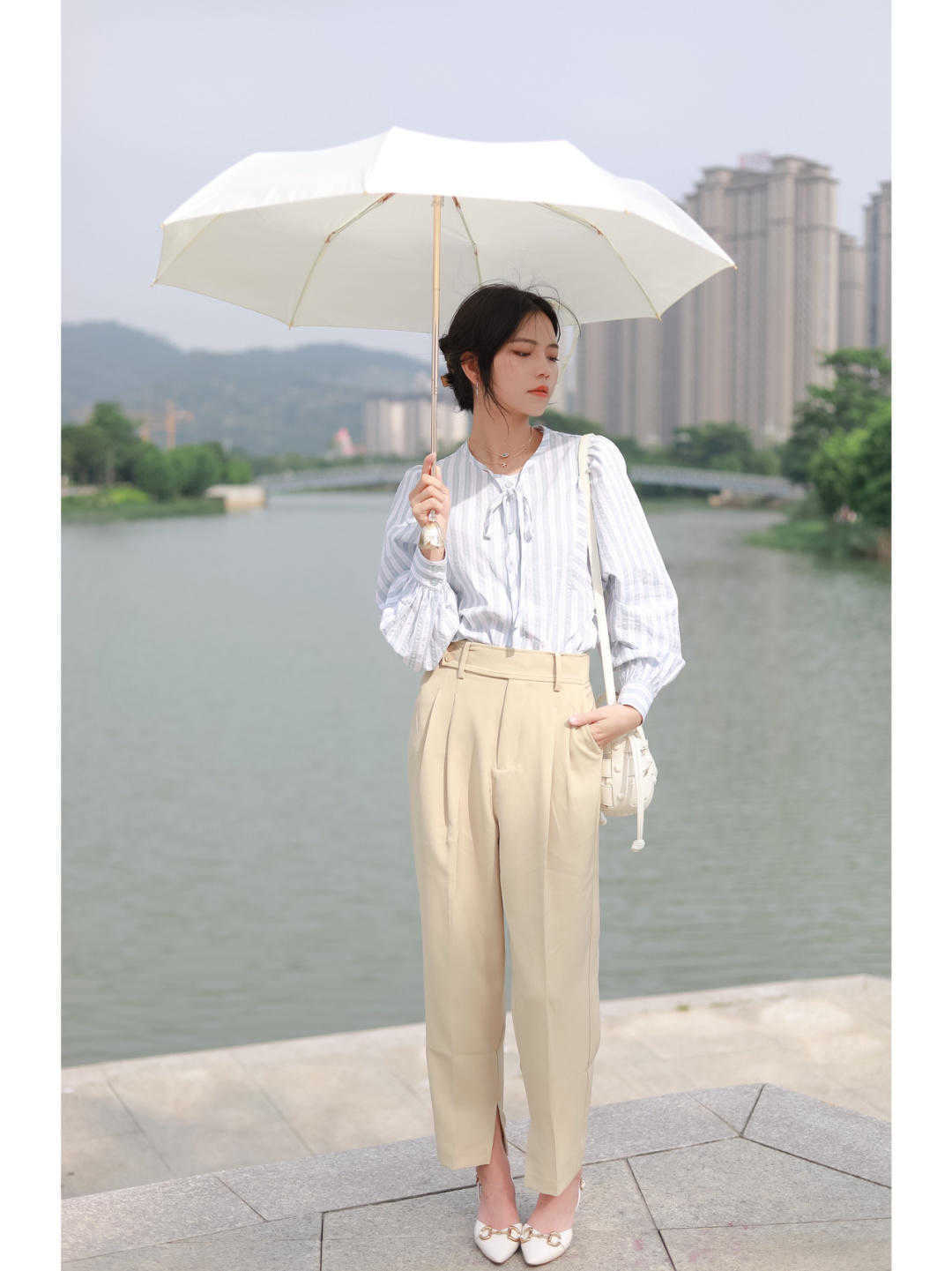 气质|穿衬衫的季节,怎么穿才能更干练又洋气?搭配格子长裤特别显气质