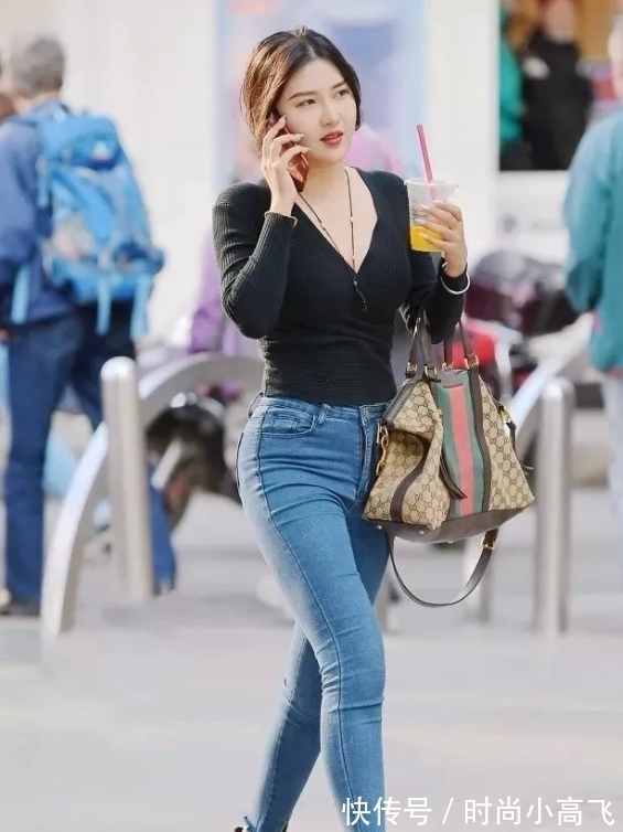 紧身牛仔裤 裤子故意穿小一号,也不怕撑破,小姐姐真自信