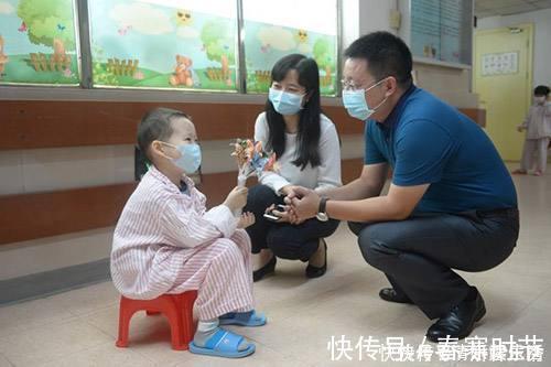 乘客|“谁有吃的,能给孩子吃点吗”父亲无助的声音,让乘客坐不住了