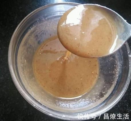 想吃烧饼自己做，省钱又好吃，成本不到一块钱，酥香层次多