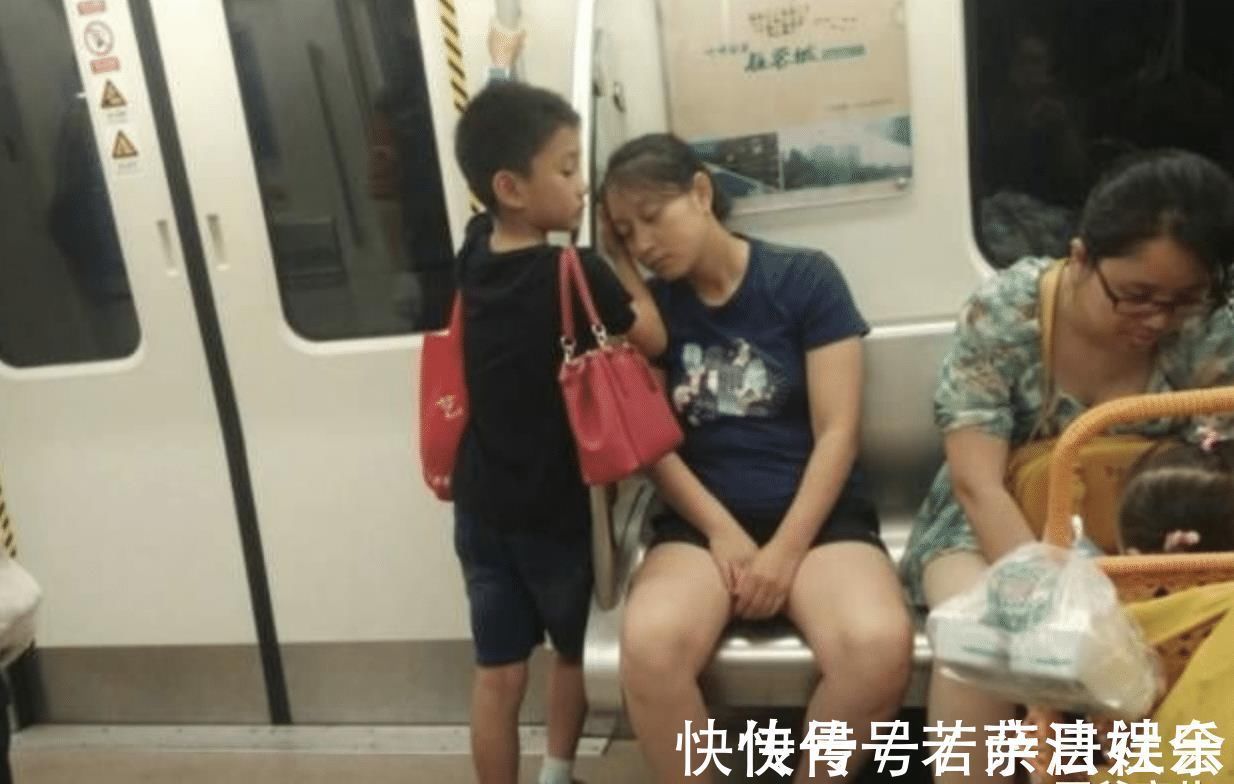 地铁|地铁上,妈妈抱孩子的动作火了,网友:教养无关贫富,体现在生活