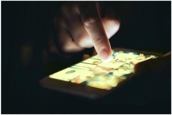 有用吗|天天刷手机，还想保护眼睛，打开手机“护眼模式”真的有用吗？