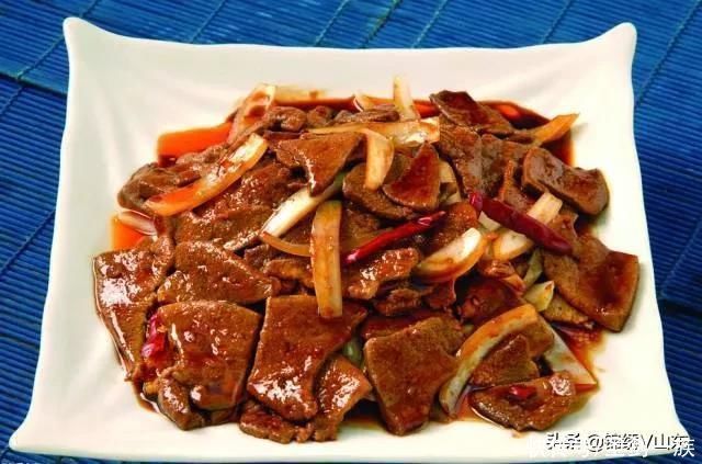 星爷真会享受，一起床就跳进泳池里，美女在旁边帮洗漱