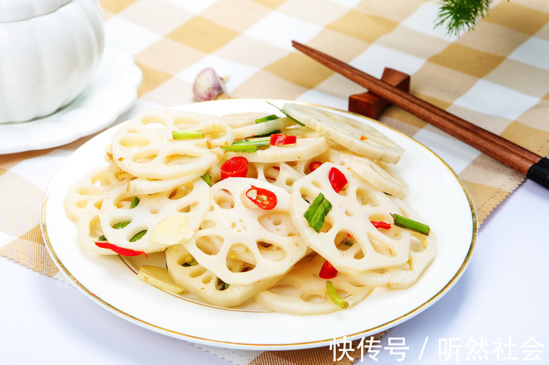 白醋|凉拌藕片,一焯水就发黑教你1个诀窍,藕片白净爽脆,不发黑