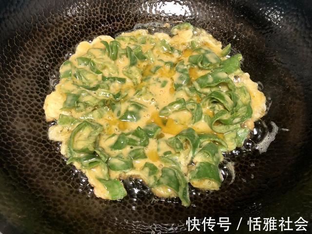 辣椒炒鸡蛋|辣椒炒鸡蛋“农村版”做法，奶奶吃了一辈子，外焦里嫩特别下饭