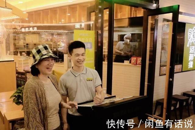 搭配|董明珠越老越时髦,穿开衫配渔夫帽气质变温柔,走路依然是霸总范