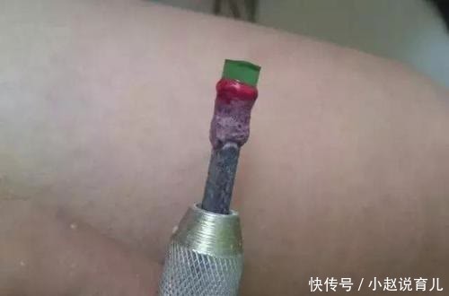 用酒瓶做的祖母绿钻石！你别说，如果不是这个酒瓶，还真的很像宝石！