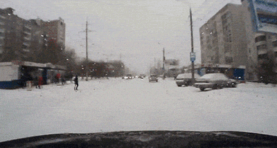 |搞笑GIF:这种场面太尴尬 吓得我赶紧关上了门