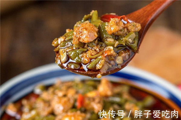 在家自做青椒酱,做法简单,颜色翠绿不发黄,好吃方便