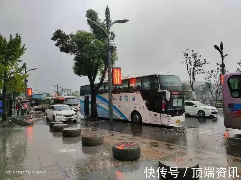 凉爽|秋日细雨，游客持伞游新县