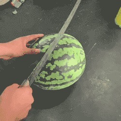 |搞笑GIF:女生千万不要穿裙子骑车 尤其是这种长裙子