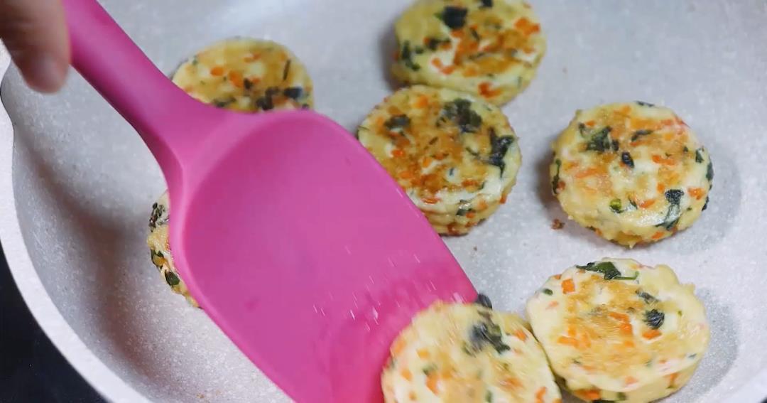 小米粥|一口吃进10种营养,钙是牛奶6倍,铁是牛肉3倍,宝宝吃的渣都不剩