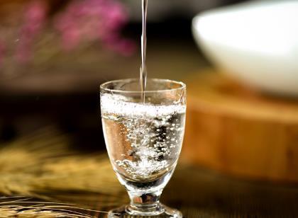 性价比|超市不起眼的4种白酒,虽价格便宜,包装简陋,其实都是纯粮好酒