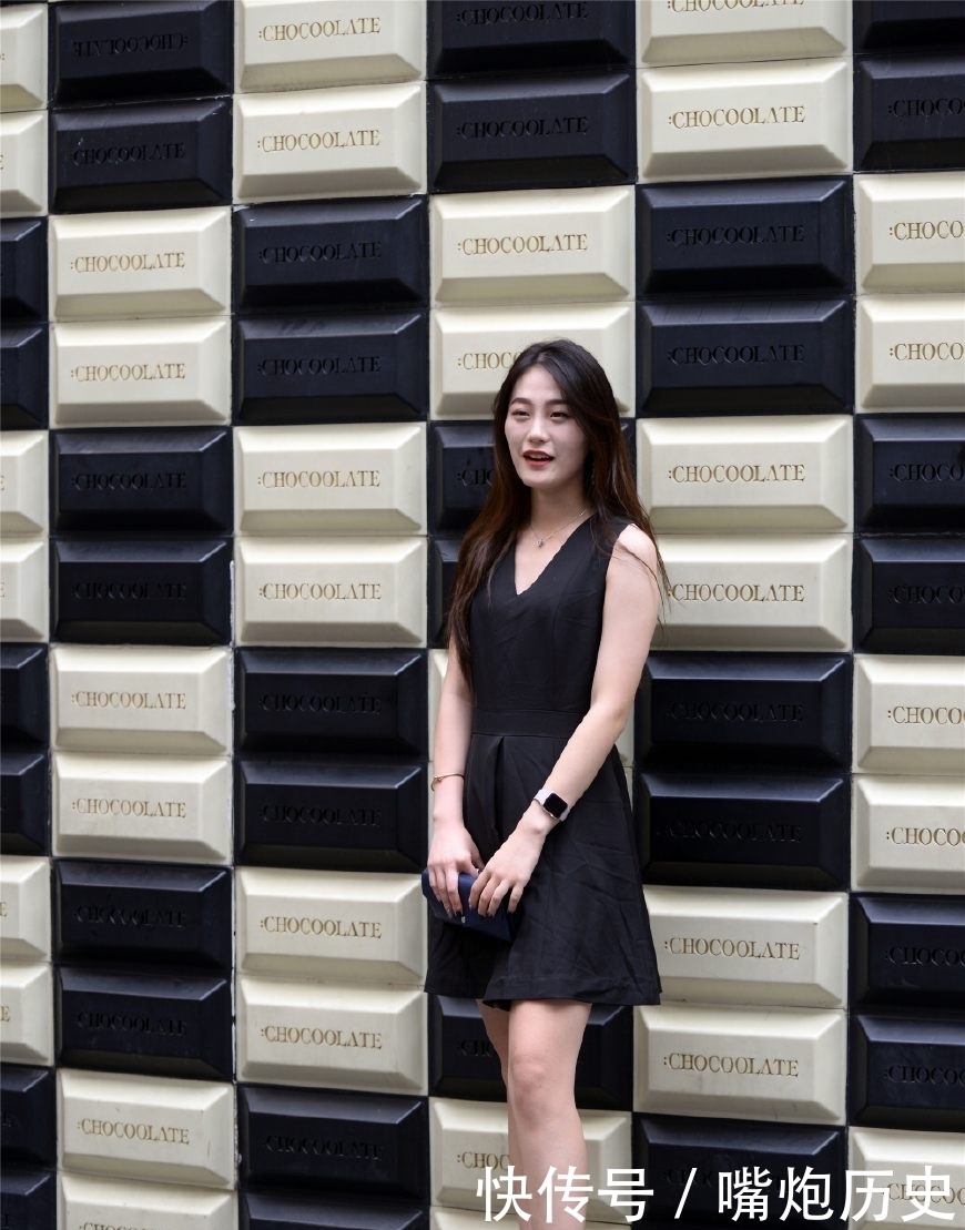 如果穿着黑裙的是你,你会搭配什么样的鞋子出门呢