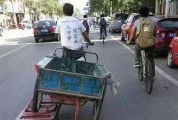 |搞笑图片幽默段子笑话:孩子果然是最有爱的,但是你是抱不动的哦