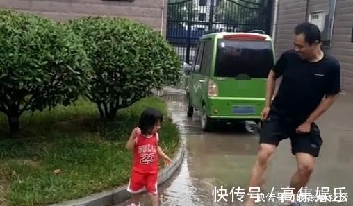 宝宝|“佩奇父女”跳泥坑火了,网友:奶奶已经扛着大刀在来的路上