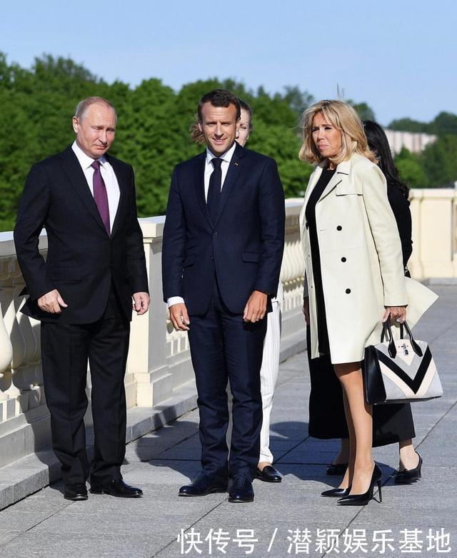 法国夫人终于换发型，穿大衣扎个啾啾好显年轻，连气质都提升不少