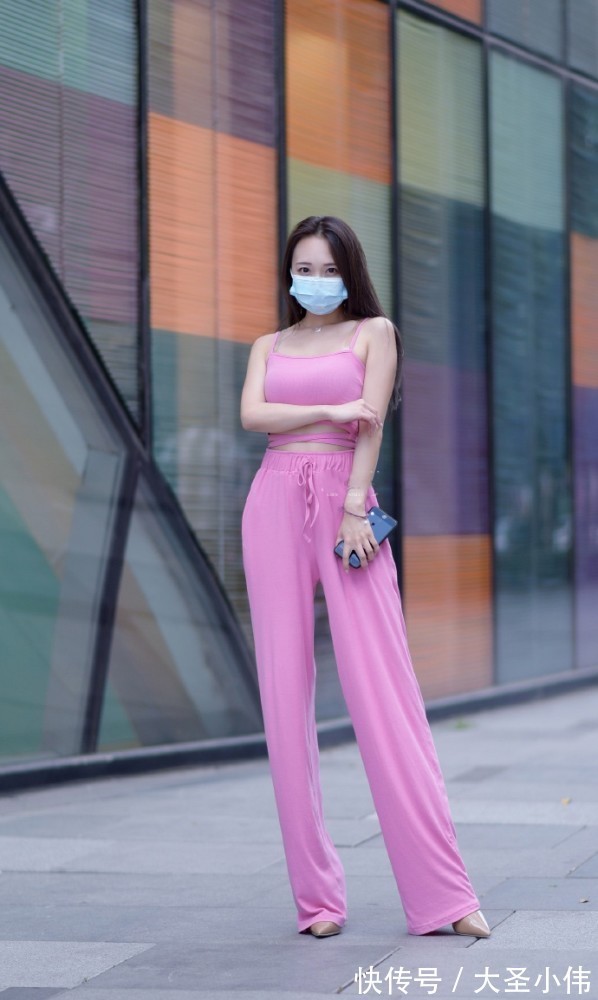 一条街 美女街拍:女人“这样”穿阔腿裤,时尚修身,气质甩路人一条街!