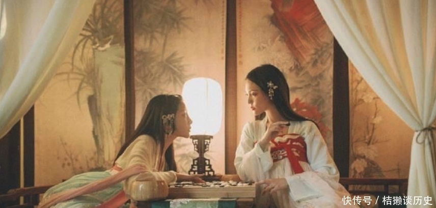 那些审美走偏的汉服,网友无力吐槽:仿佛穿越回了70年代