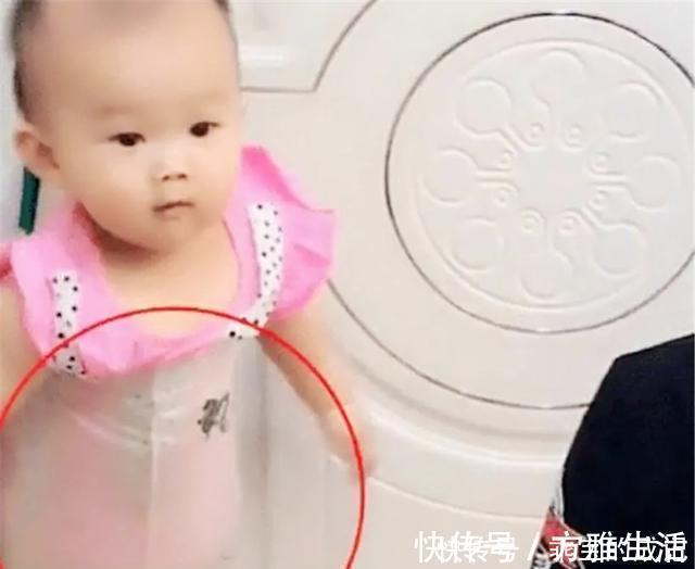 父母|大宝带二宝靠谱?为打游戏“封印”妹妹,网友:还能这样带娃?