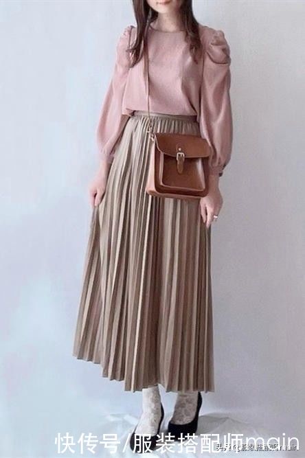 百褶裙怎么穿才“高级”？瞧瞧日本女人的穿搭，时髦又显气质