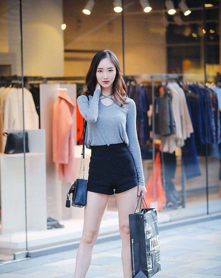 牛仔短裤|时尚靓丽的小姐姐,优雅大方的穿着搭配修身牛仔裤,真是美不胜收