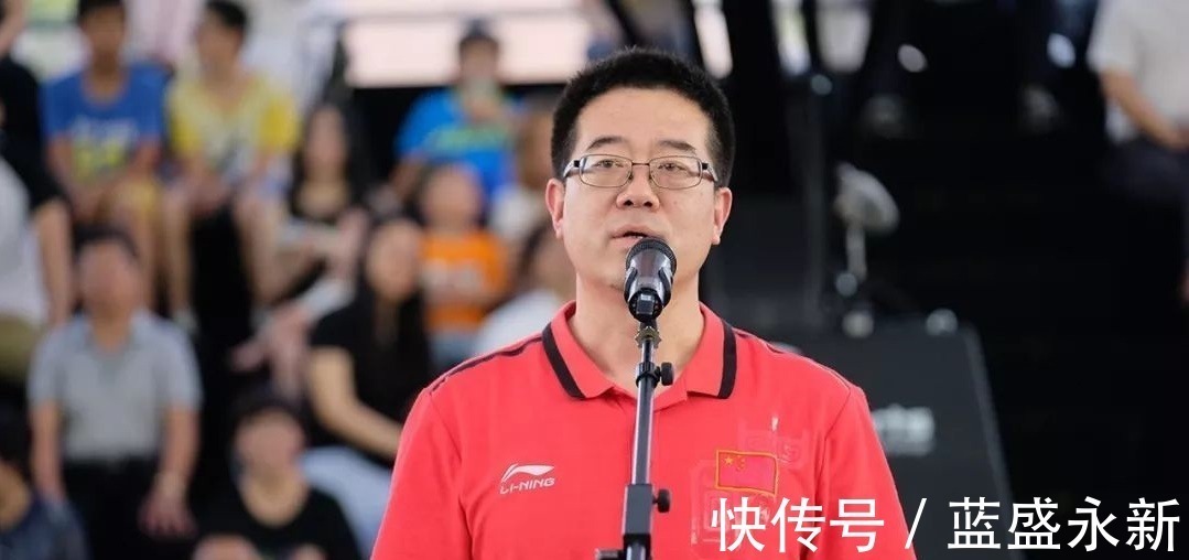 首发|央视直播!中国男篮再起航,首发名单悬念揭晓,篮坛传奇出山辅助!