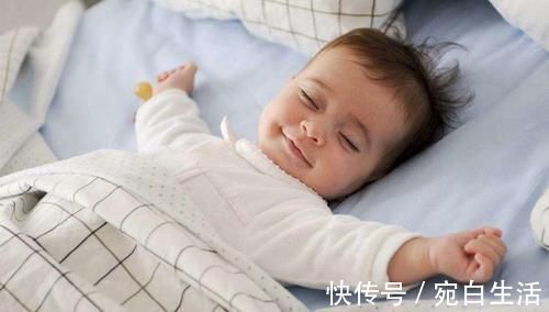宝宝|宝宝晚上不脱衣服睡觉可以吗 都是怎么给小孩穿的, 穿对了吗