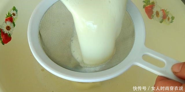 教你在家自制豆腐,一把黄豆就能做,不用石膏和卤水,健康又卫生