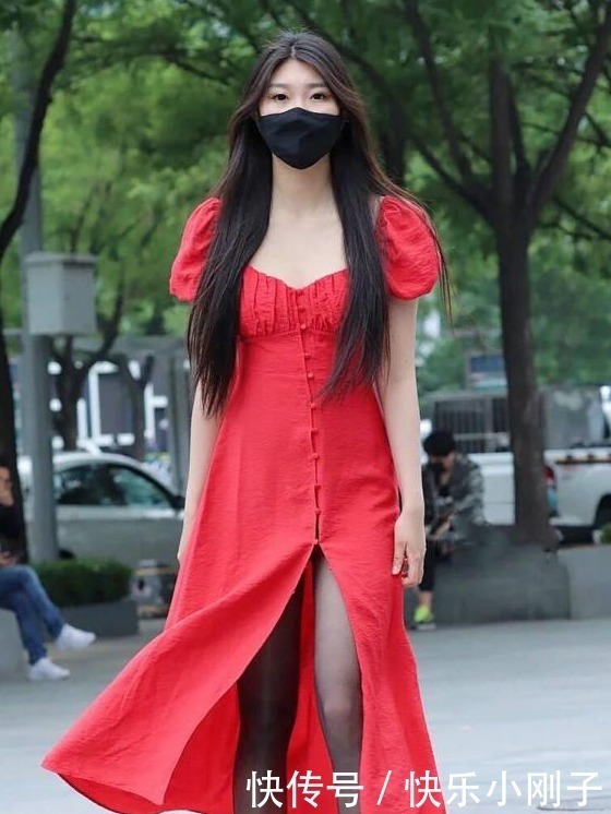 大红色的连衣裙,搭配一条深色丝袜,凸显出十足的女人味