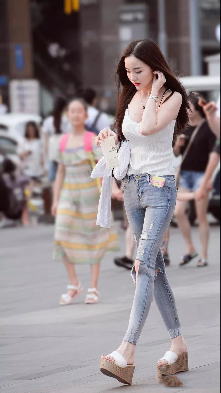 吊带|街拍白色吊带搭配破洞牛仔裤，秀出好身材不是开玩笑