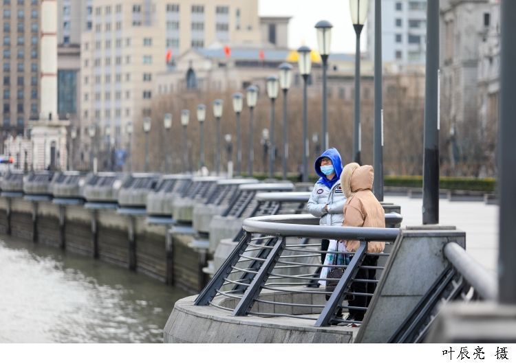 寒潮威力初显,今天最高温度仅-3.3℃,有人裹成“肉粽”,有人在外滩拍婚纱照