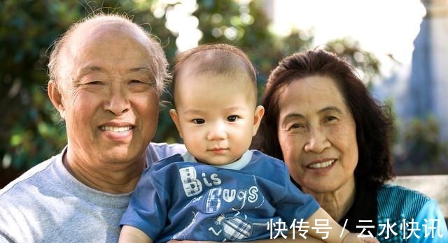 小弟弟|隔辈带娃不用心?观察了很多孩子,发现爷爷奶奶带娃有共同点