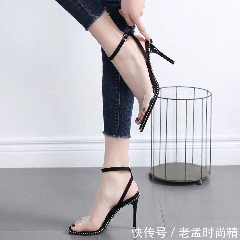 男友疯狂爆灯的细跟凉鞋,精致时尚又百搭,性感指数爆表